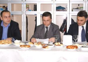 Akdağ gençlerin duasını alıyor